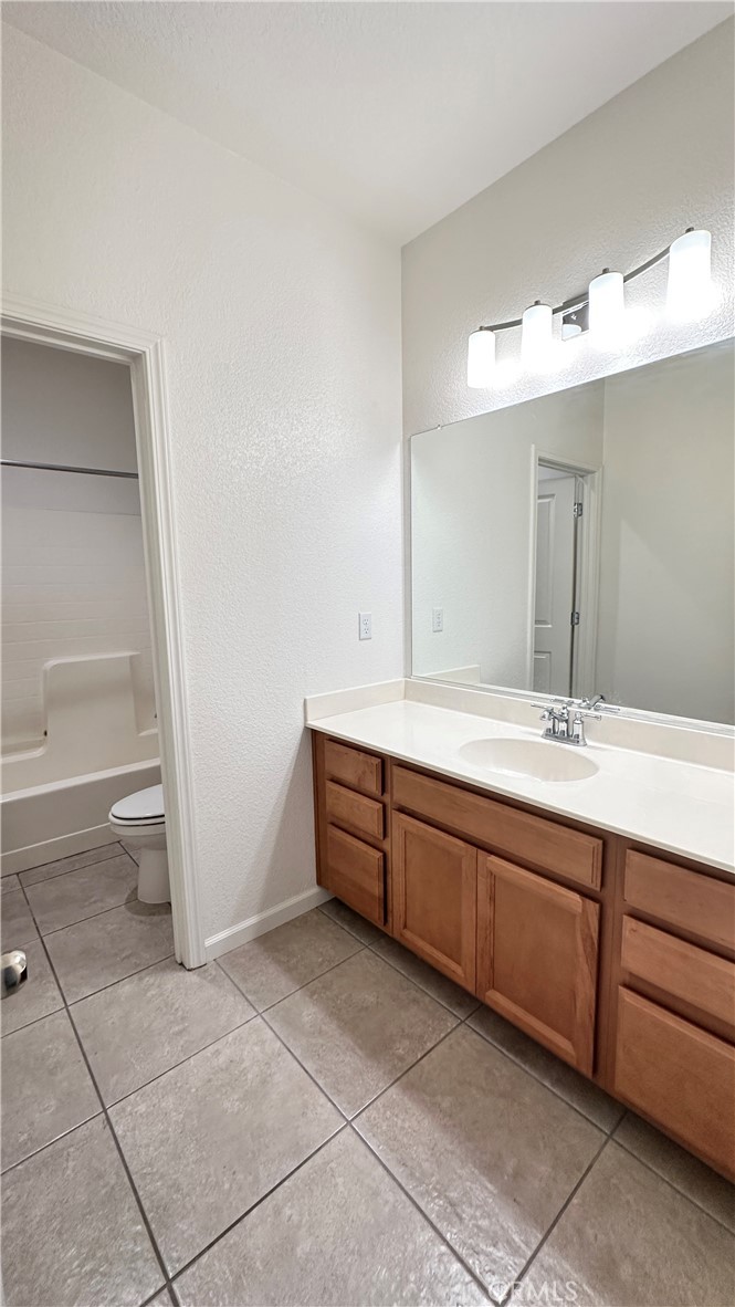 2428 Freestone Drive Merced, CA 95340 - Photo 11 of 18 Hall bathroom