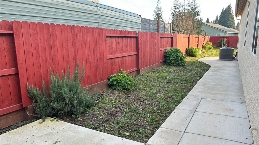 2428 Freestone Drive Merced, CA 95340 - Photo 13 of 18 Side yard with clean wraparound concrete walkway leading to the backyard.