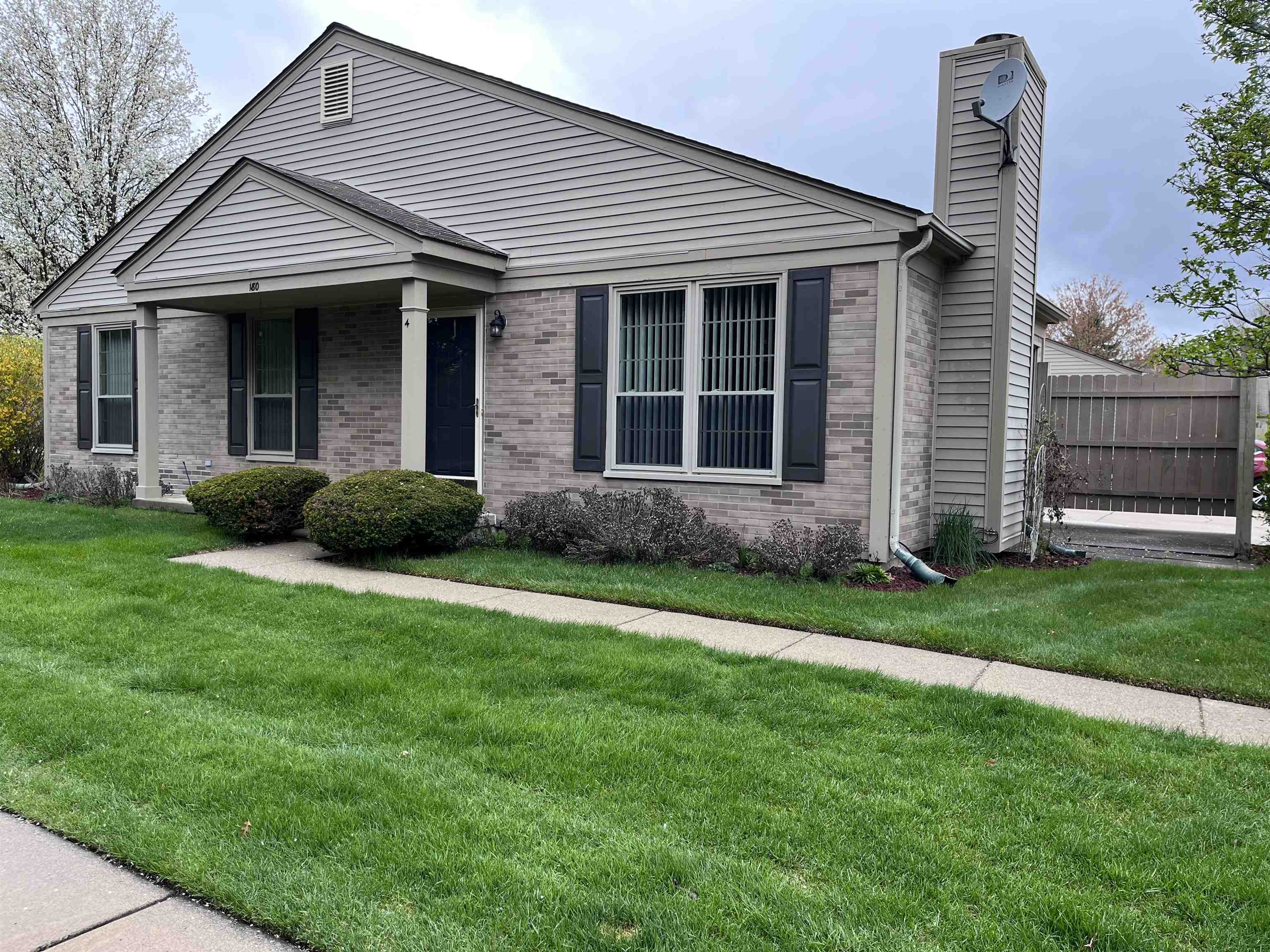 180 Pine Tree Ridge, Unit 4 Waterford, MI 48327 - Photo 1 of 22 50107614.JPG