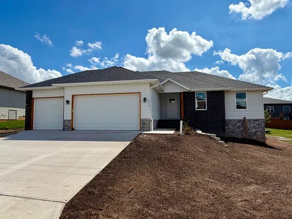 $349,900 | 2612 West Pigeon Drive, Ozark, MO 65721