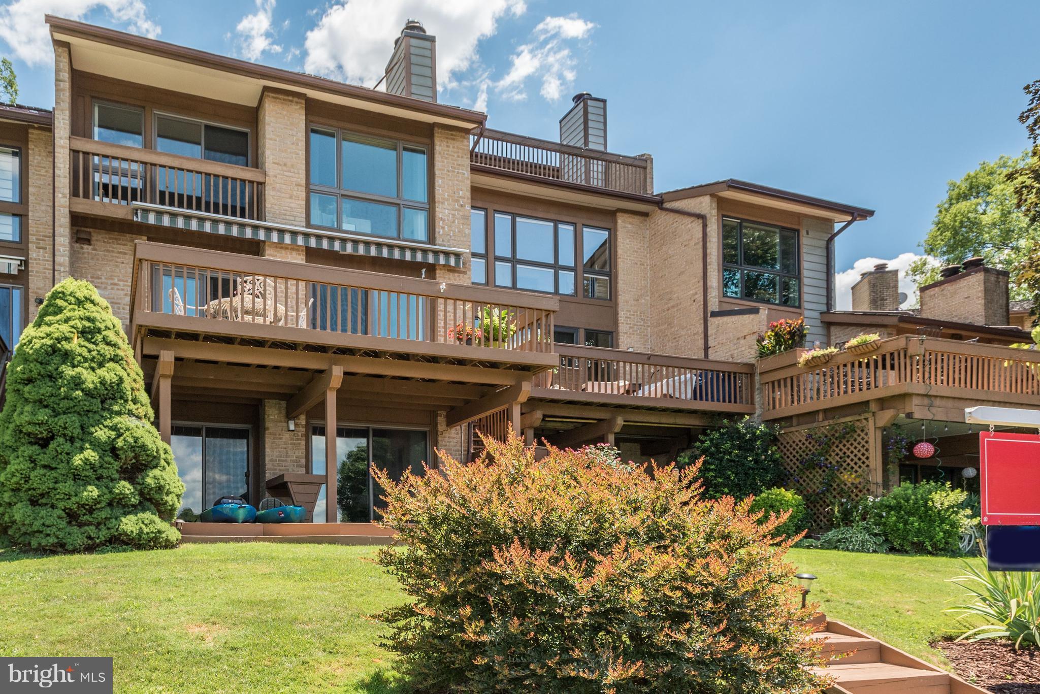 2008 Lakewinds Drive Reston, VA 20191 - Photo 22 of 30 Exterior (Rear)