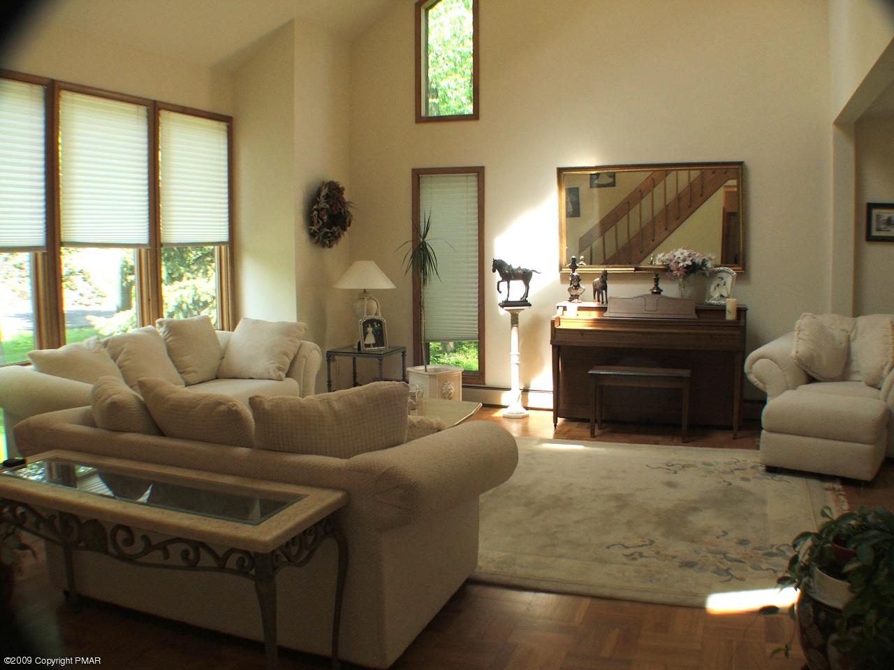 221 Edgemont Road Stroudsburg, PA 18360 - Photo 16 of 30 Living Room