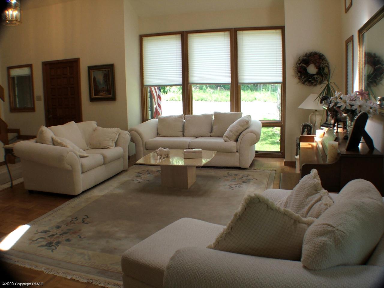 221 Edgemont Road Stroudsburg, PA 18360 - Photo 17 of 30 Living Room