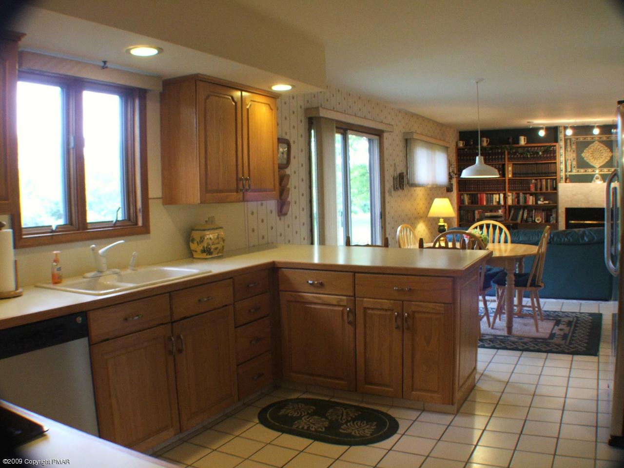 221 Edgemont Road Stroudsburg, PA 18360 - Photo 4 of 30 Kitchen