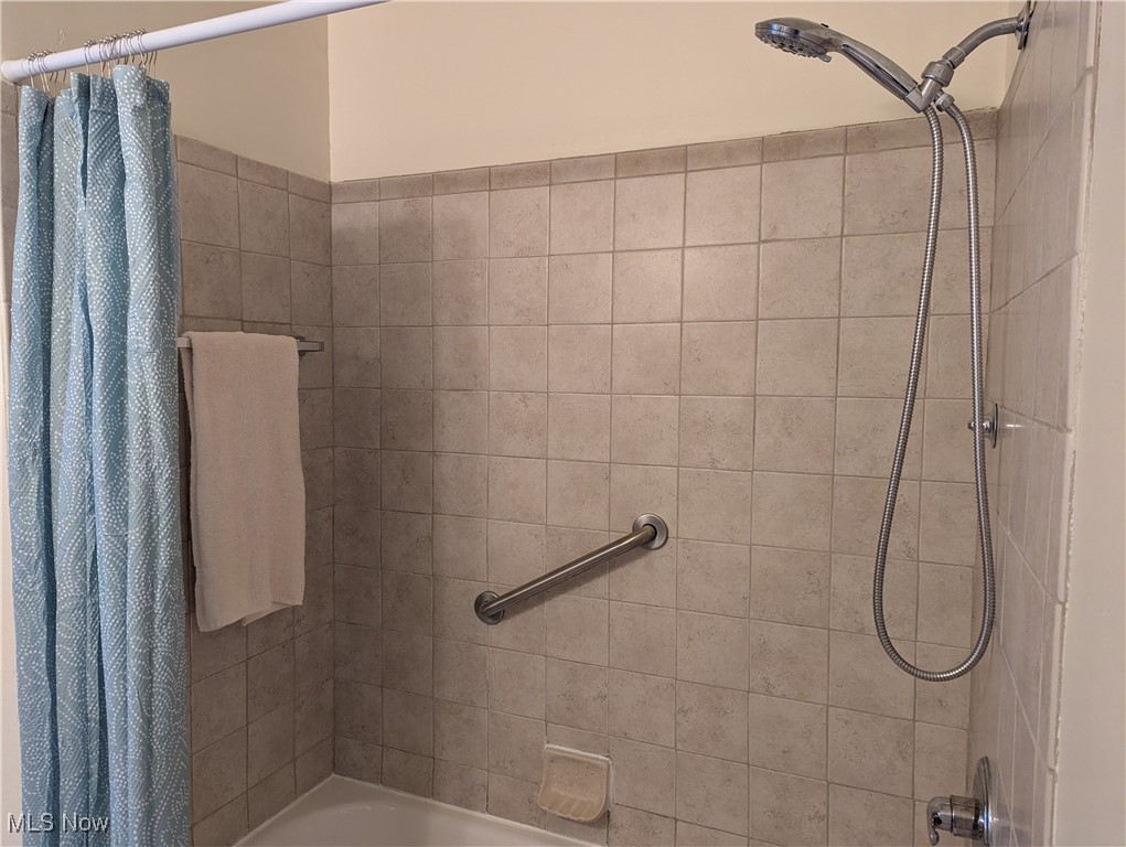 2104 Marlindale Road Cleveland Heights, OH 44118 - Photo 11 of 21 Bathroom Tub & Shower