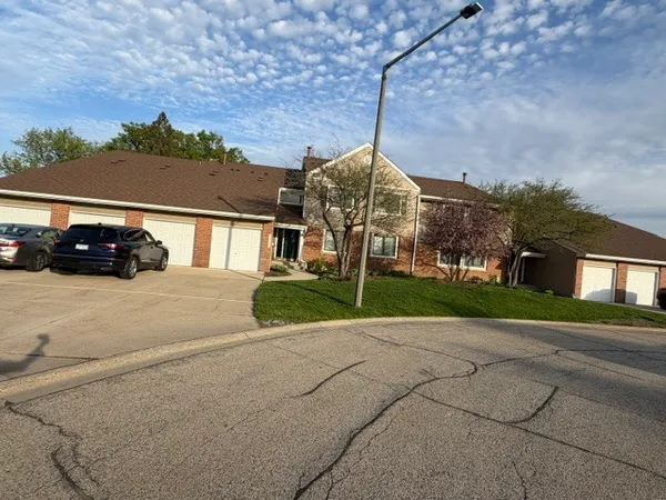 $298,000 | 107 Autumn Court, Unit 107, Buffalo Grove, IL 60089