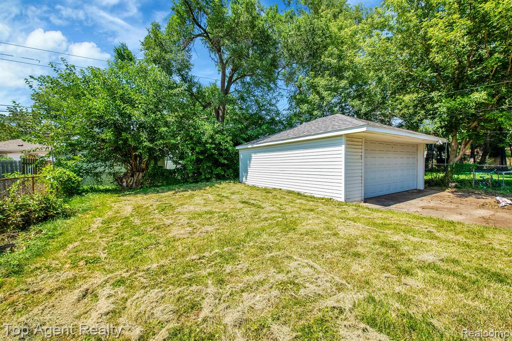 23303 Teppert Avenue Eastpointe, MI 48021 - Photo 28 of 32
