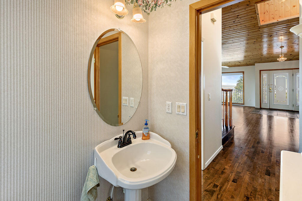 4096 North Roxy Drive Medford, OR 97504 - Photo 32 of 62 29