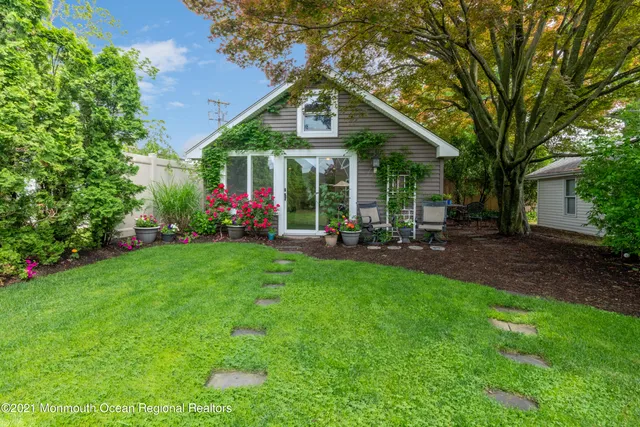 a view of a house with backyard and garden