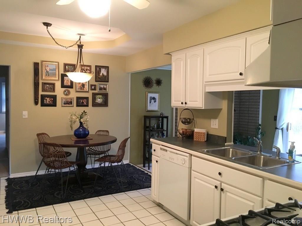 18044 Levan Road Livonia, MI 48152 - Photo 5 of 16 IMG_1372.JPG