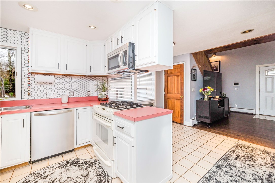 235 Lippitt Avenue Cranston, RI 02921 - Photo 17 of 30
