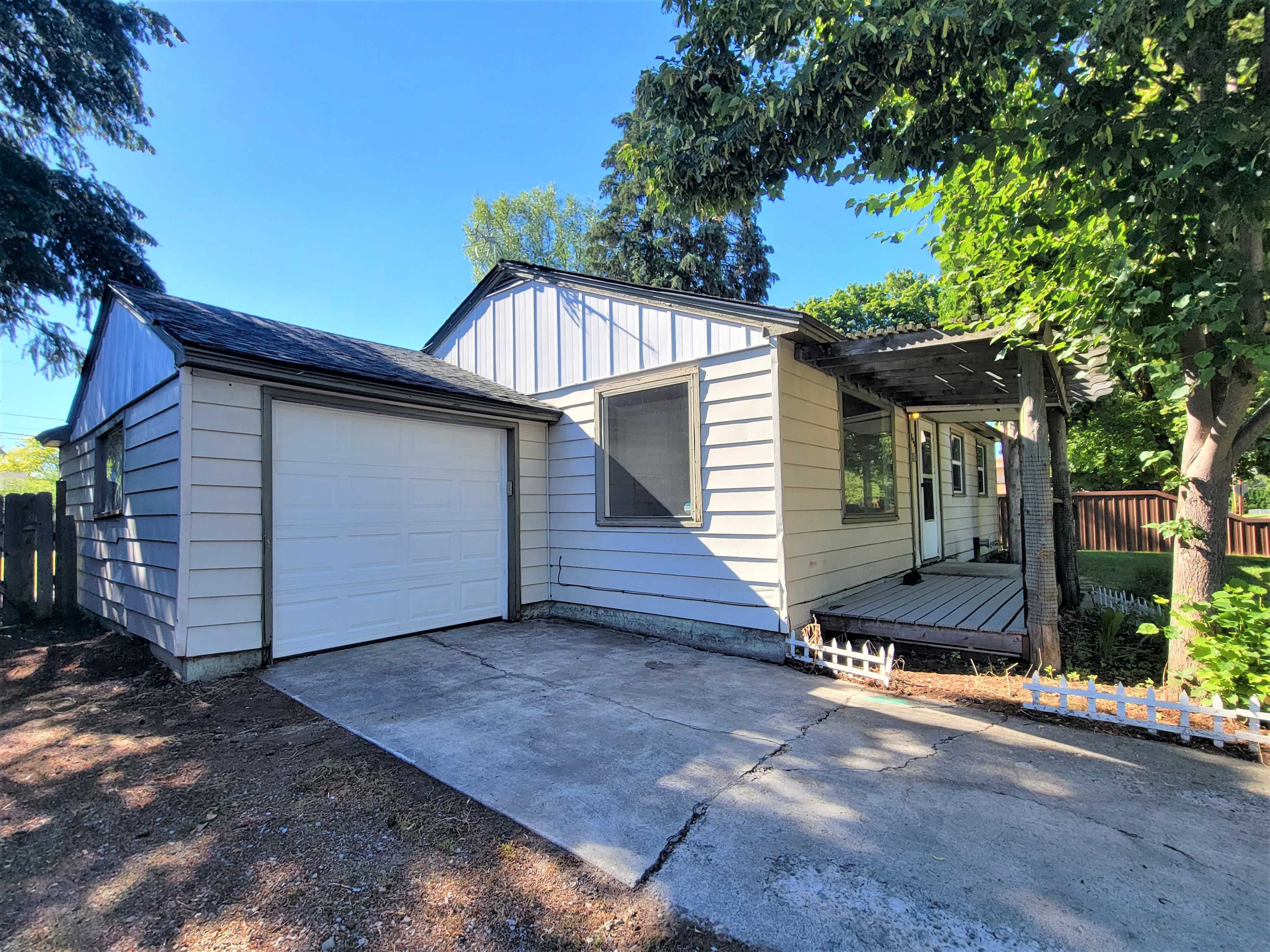2825 North Locust Road Millwood, WA 99206 - Photo 4 of 40