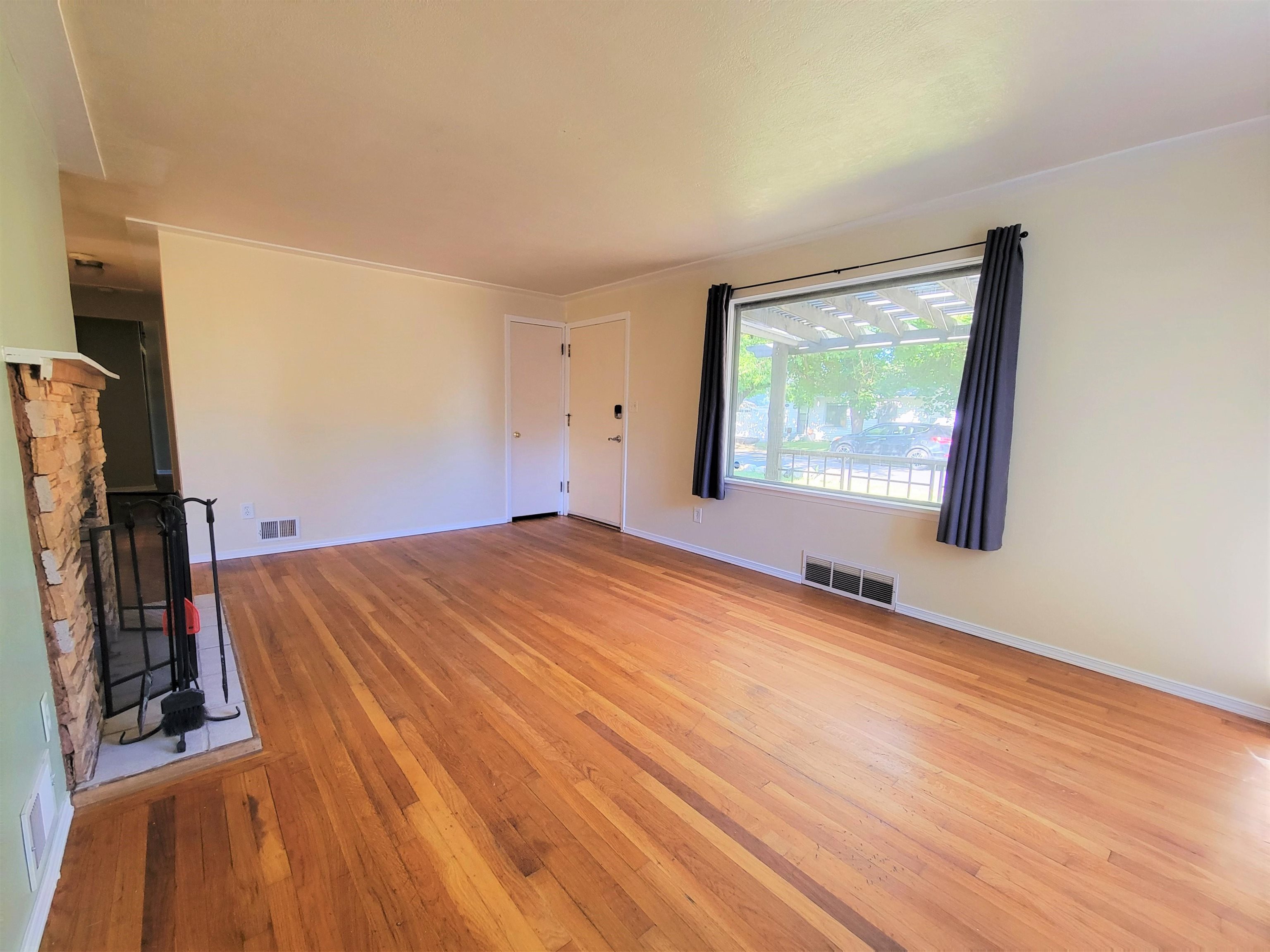 2825 North Locust Road Millwood, WA 99206 - Photo 8 of 40