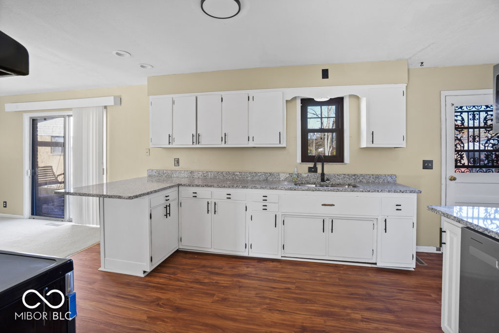 5027 North Kenmore Road Indianapolis, IN 46226 - Photo 2 of 41