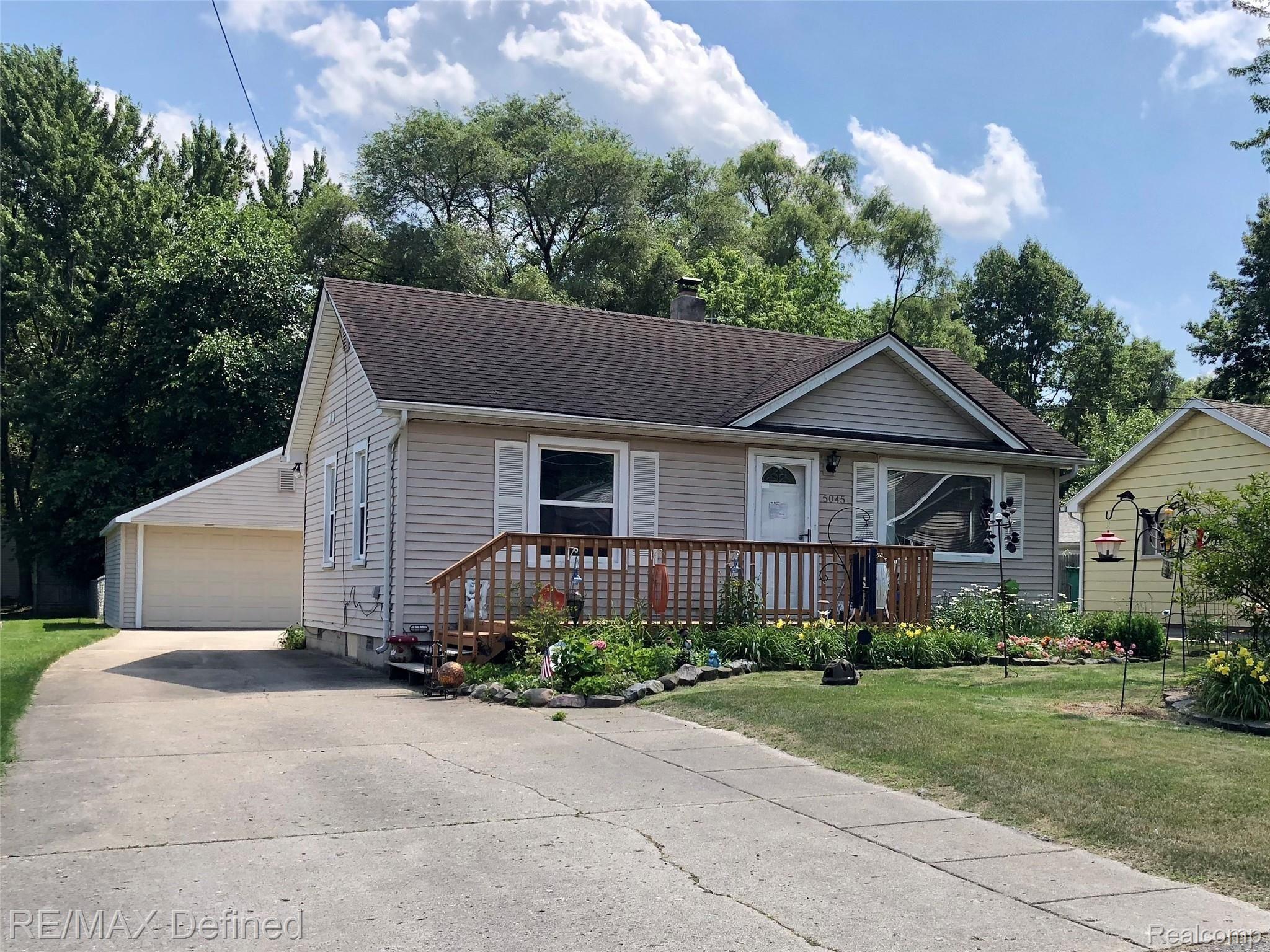 5045 Pheasant Road Waterford, MI 48327 - Photo 1 of 21 PHEASANT FRONT.jpg