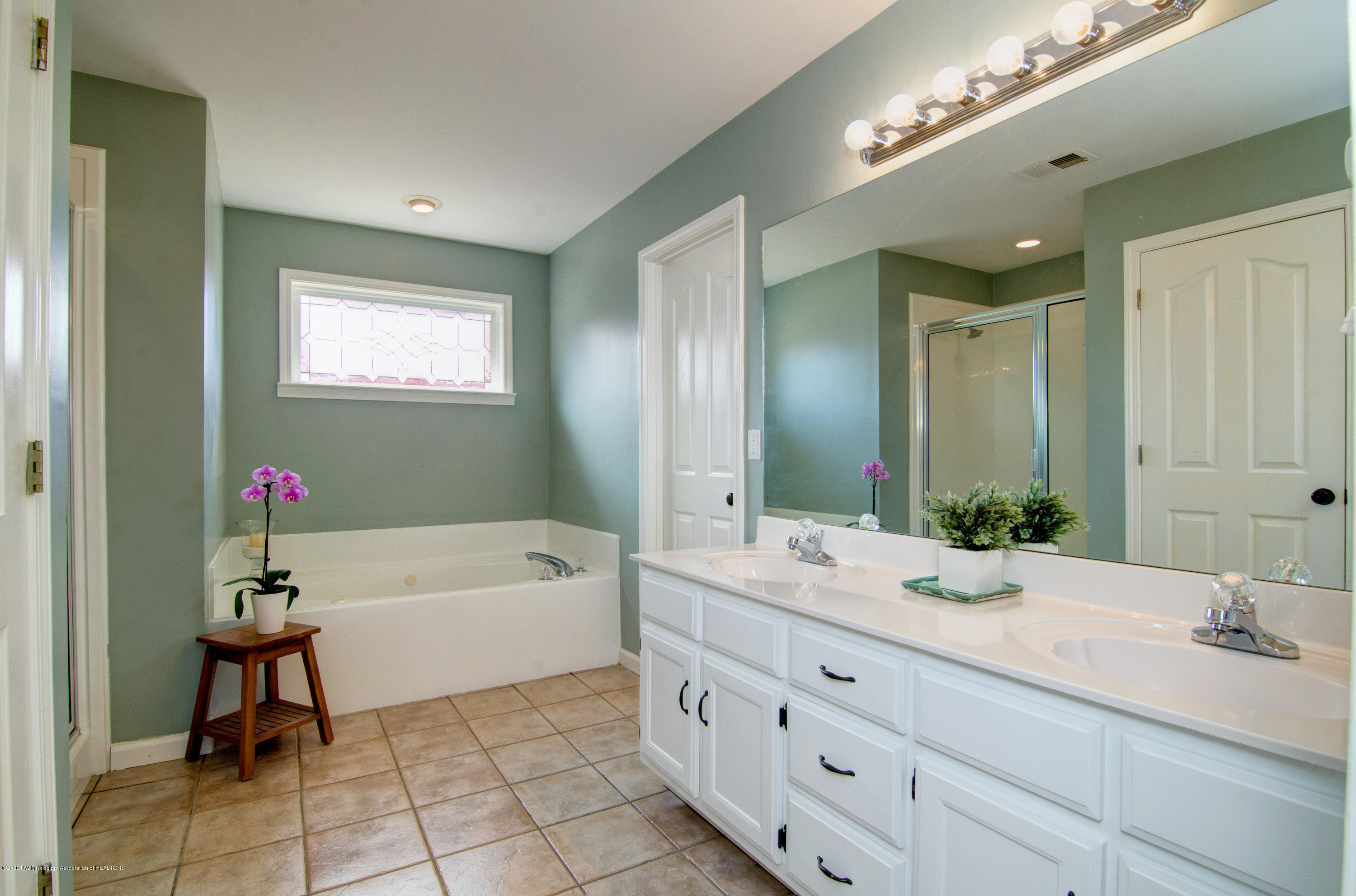 3426 Rhett Butler Drive Hernando, MS 38632 - Photo 15 of 30 Master Bath w/ Double Vanity Sinks!!