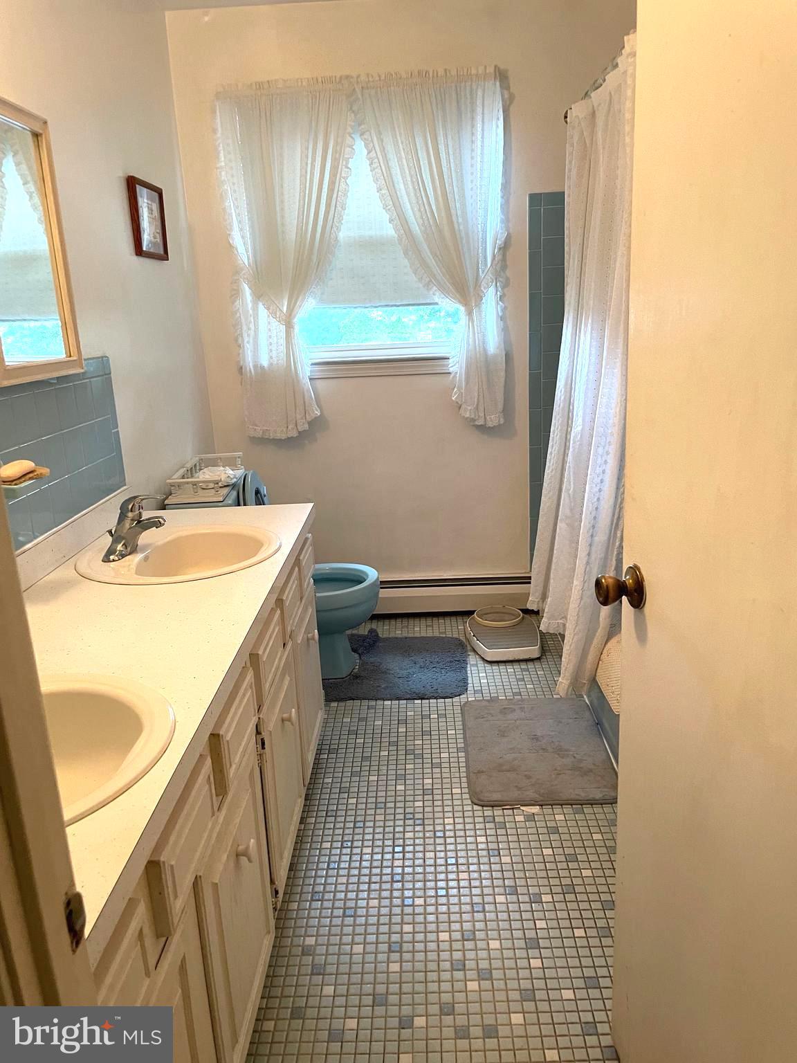 28 Morgan Road Aston, PA 19014 - Photo 24 of 27 Hall Bath