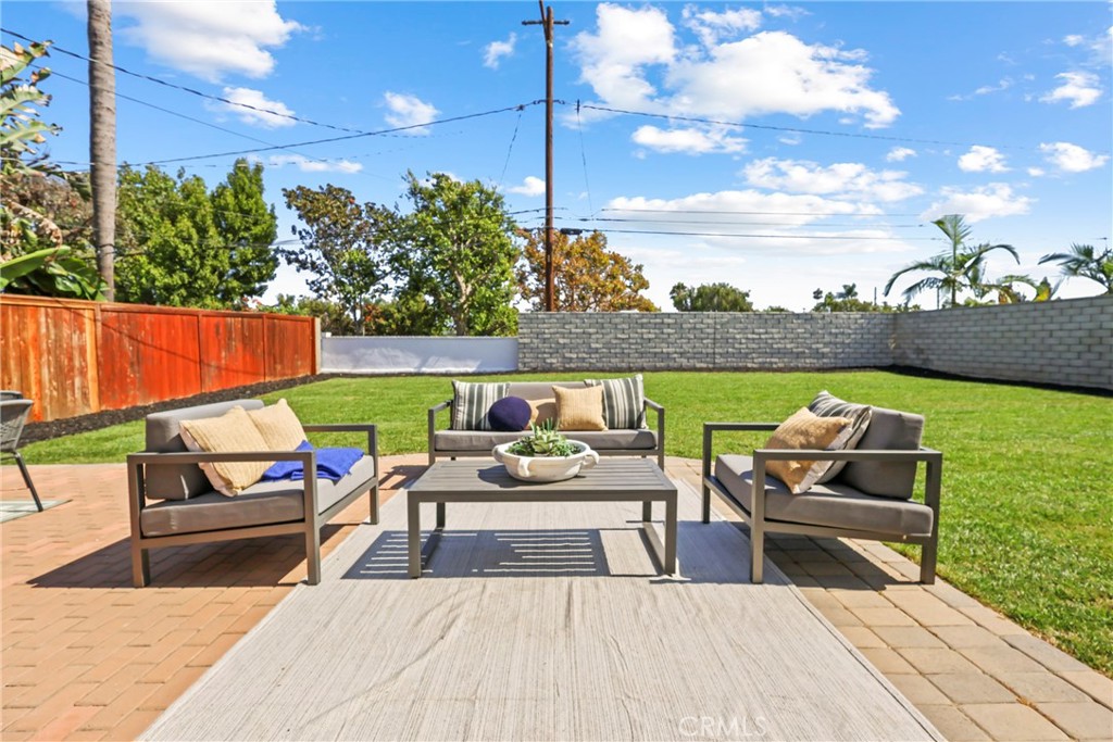 2316 La Linda Place Newport Beach, CA 92660 - Photo 3 of 31 a outdoor view with a sitting space