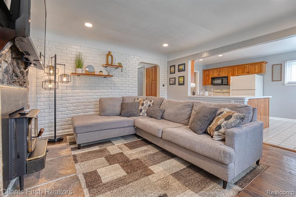 1384 Cambridge Road Berkley, MI 48072 - Photo 9 of 48