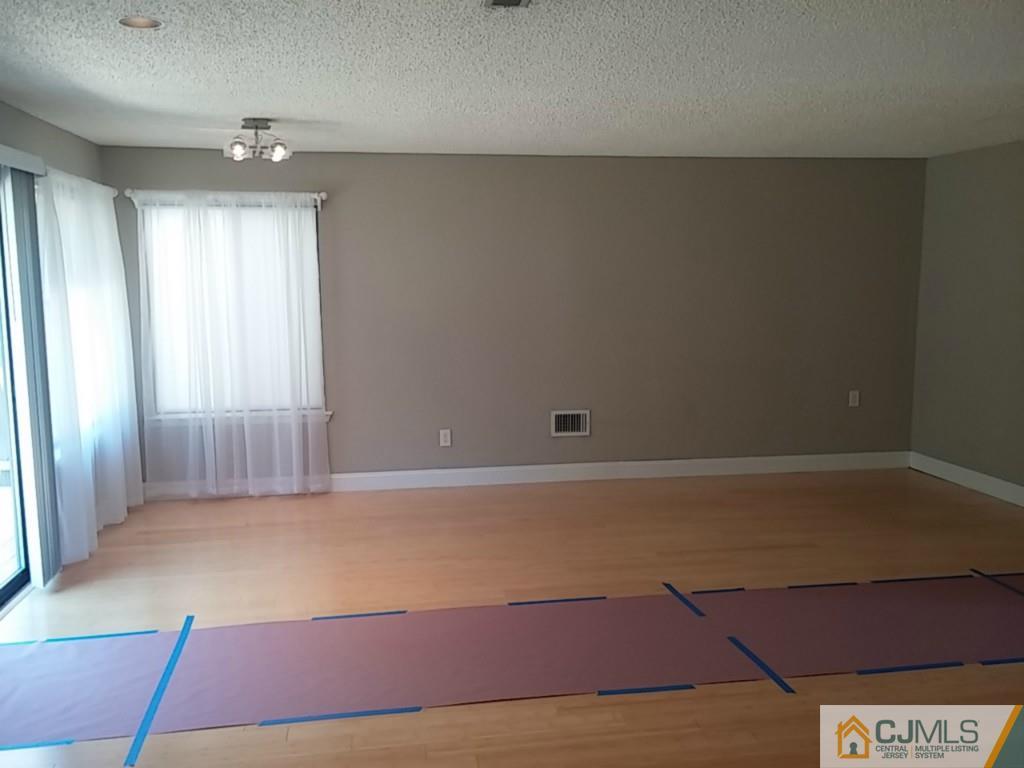 75 Park Gate Drive Edison, NJ 08820 - Photo 5 of 19 an empty room with a window