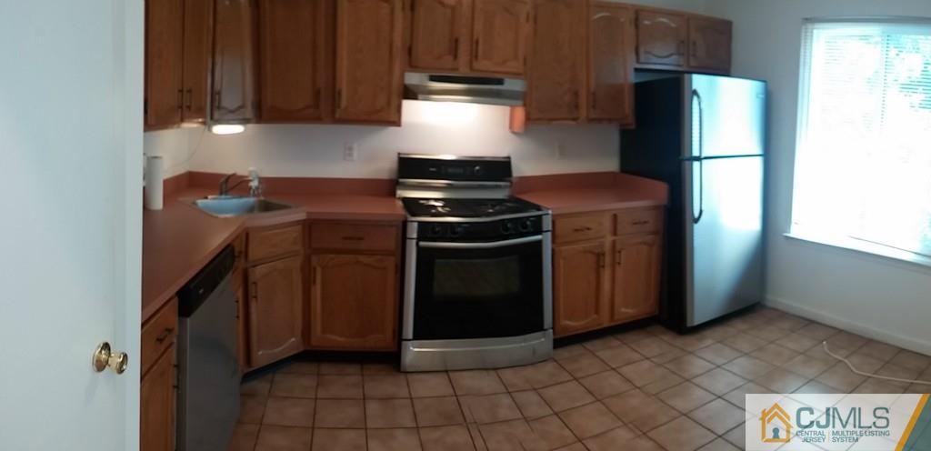 75 Park Gate Drive Edison, NJ 08820 - Photo 6 of 19 a kitchen with a stove and a refrigerator