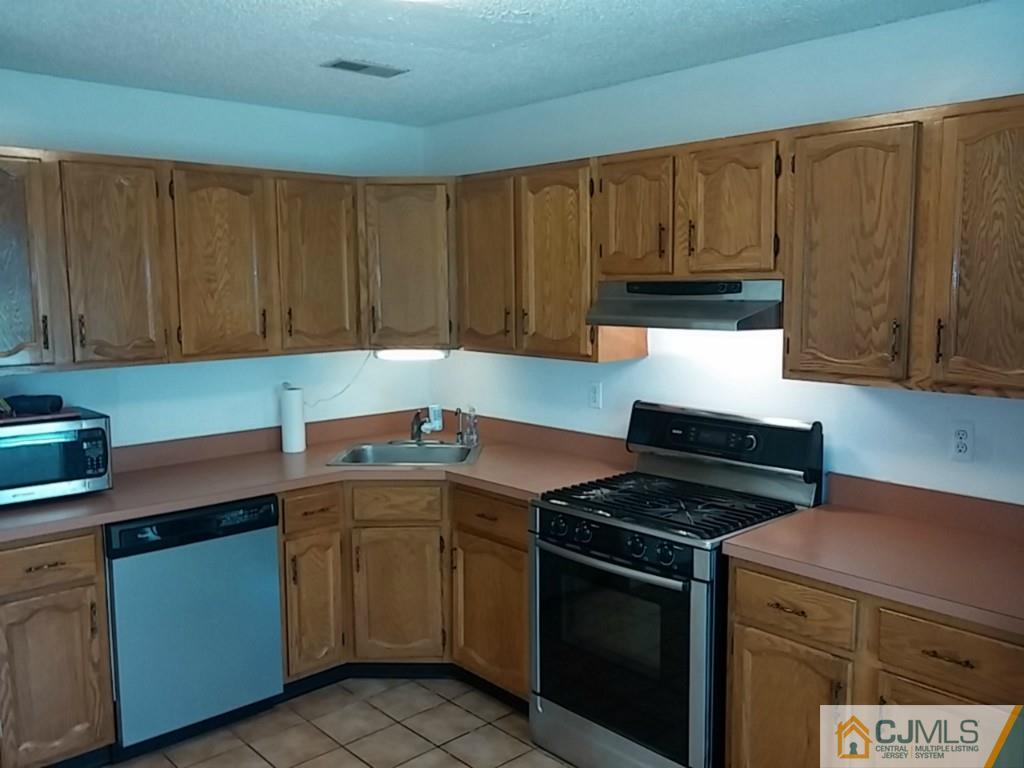 75 Park Gate Drive Edison, NJ 08820 - Photo 7 of 19 a kitchen with cabinets appliances and a sink