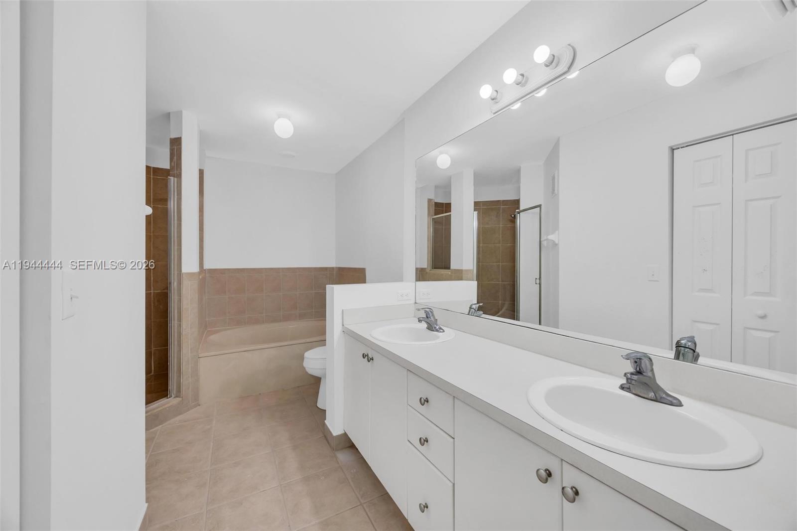 2233 Southeast 24th Place Homestead, FL 33035 - Photo 14 of 21 Master Bathroom