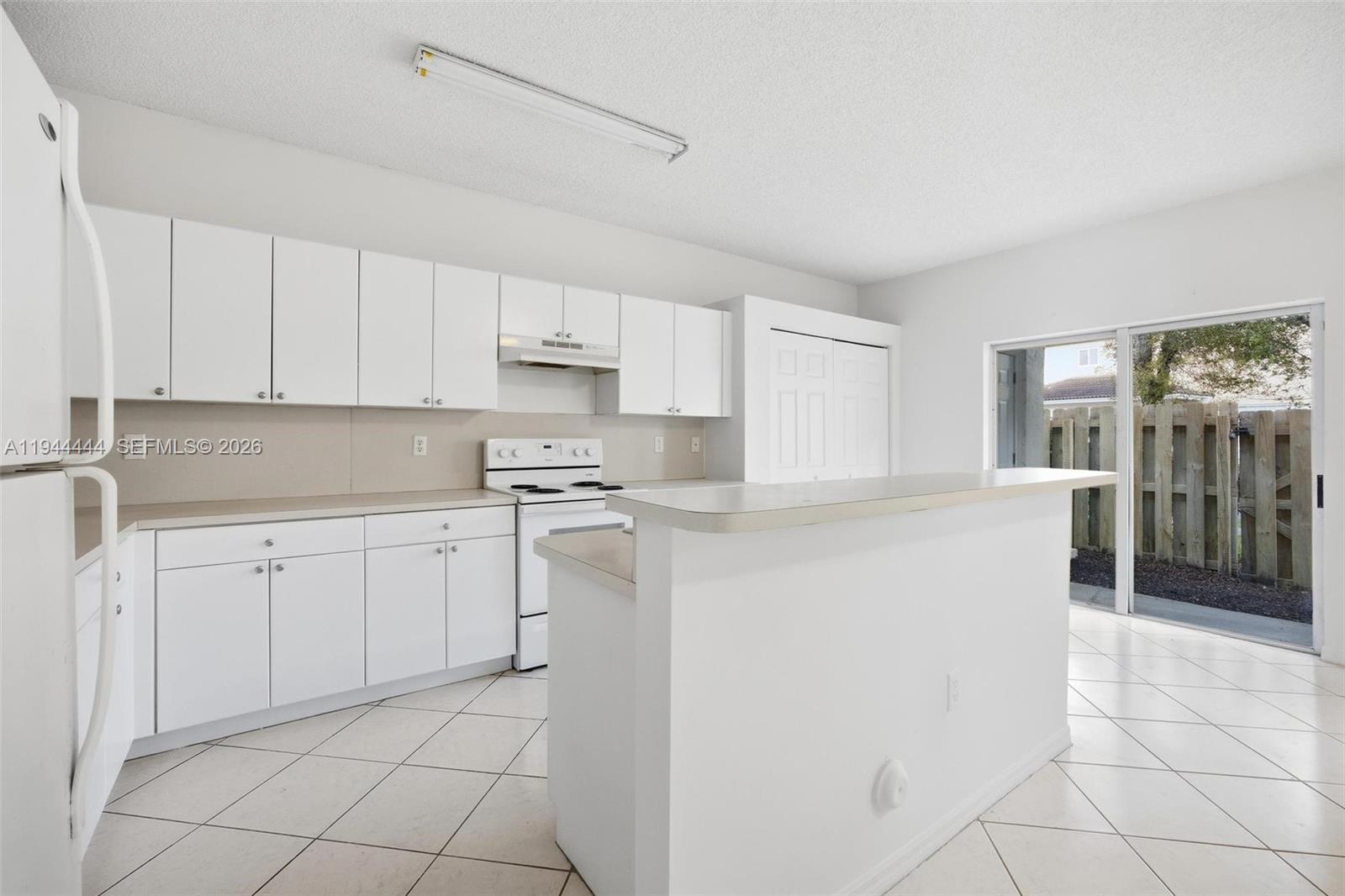 2233 Southeast 24th Place Homestead, FL 33035 - Photo 6 of 21 Kitchen