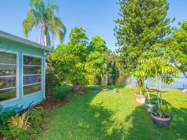 a view of yard with green space