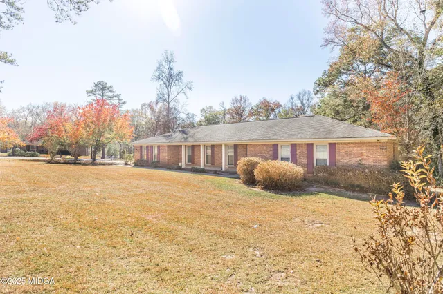 a view of a big room with an empty space