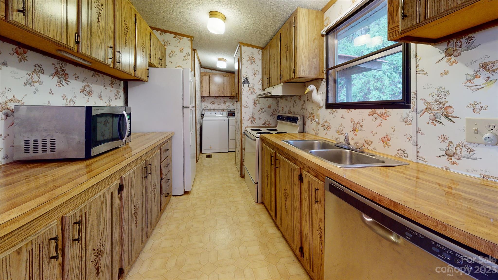 507 Matthew Lane Canton, NC 28716 - Photo 8 of 14 a kitchen with a sink stove and microwave