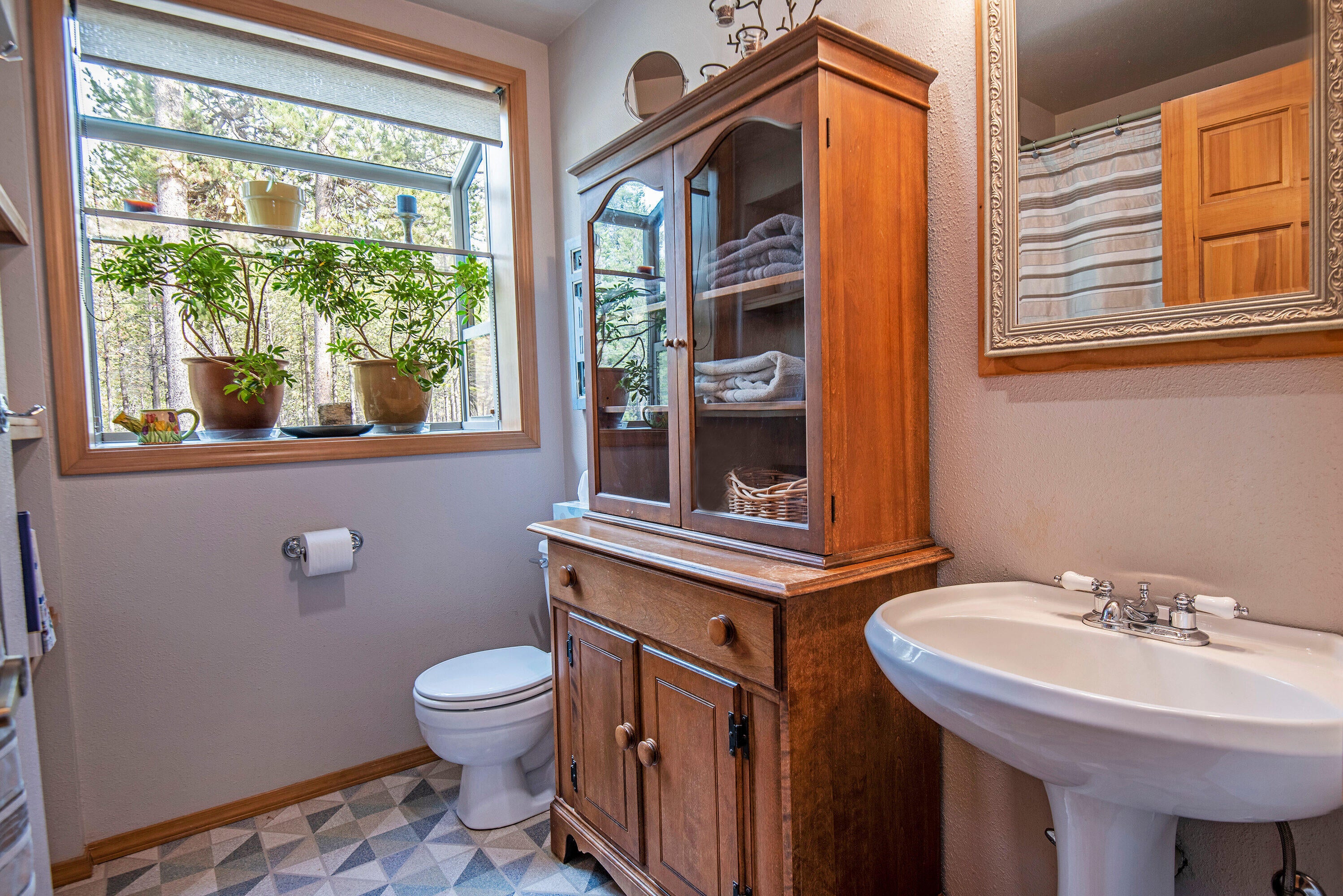 17247 Bakersfield Road Bend, OR 97707 - Photo 19 of 32 Hall bathroom. Bay window.