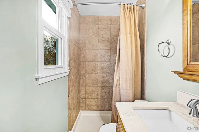 $379,900 | 2 Gateshead Road, New Hartford, NY 13413