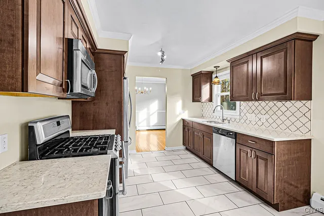 $379,900 | 2 Gateshead Road, New Hartford, NY 13413