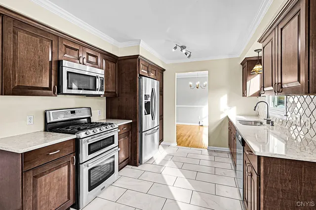 $379,900 | 2 Gateshead Road, New Hartford, NY 13413