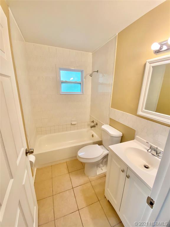 205 West Division Street DeLand, FL 32720 - Photo 11 of 15 a bathroom with a toilet a sink and a bathtub