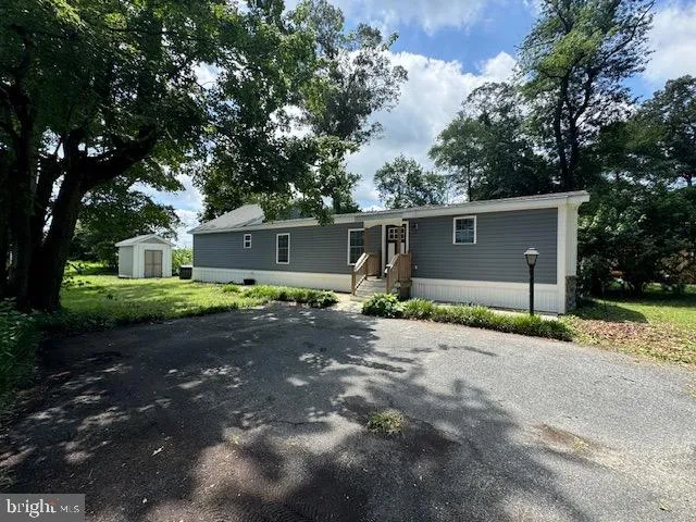 a view of backyard with a garden and trees