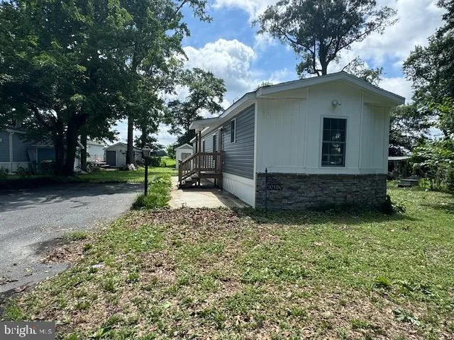 a view of backyard with a garden and entertaining space