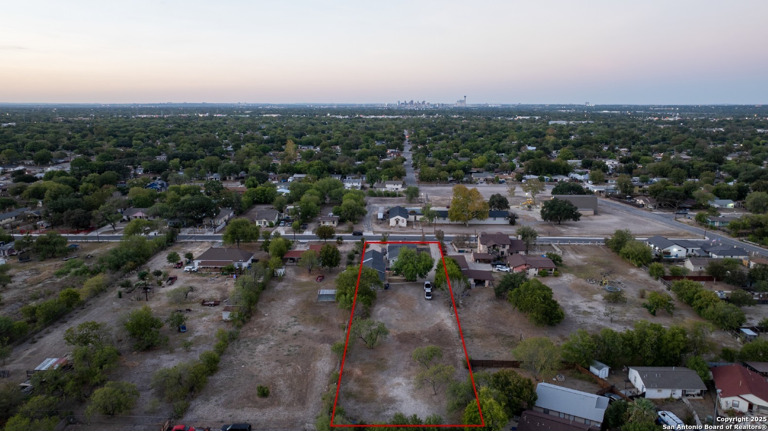 378 East Petaluma Boulevard San Antonio, TX 78221 - Photo 4 of 14 a view of a city