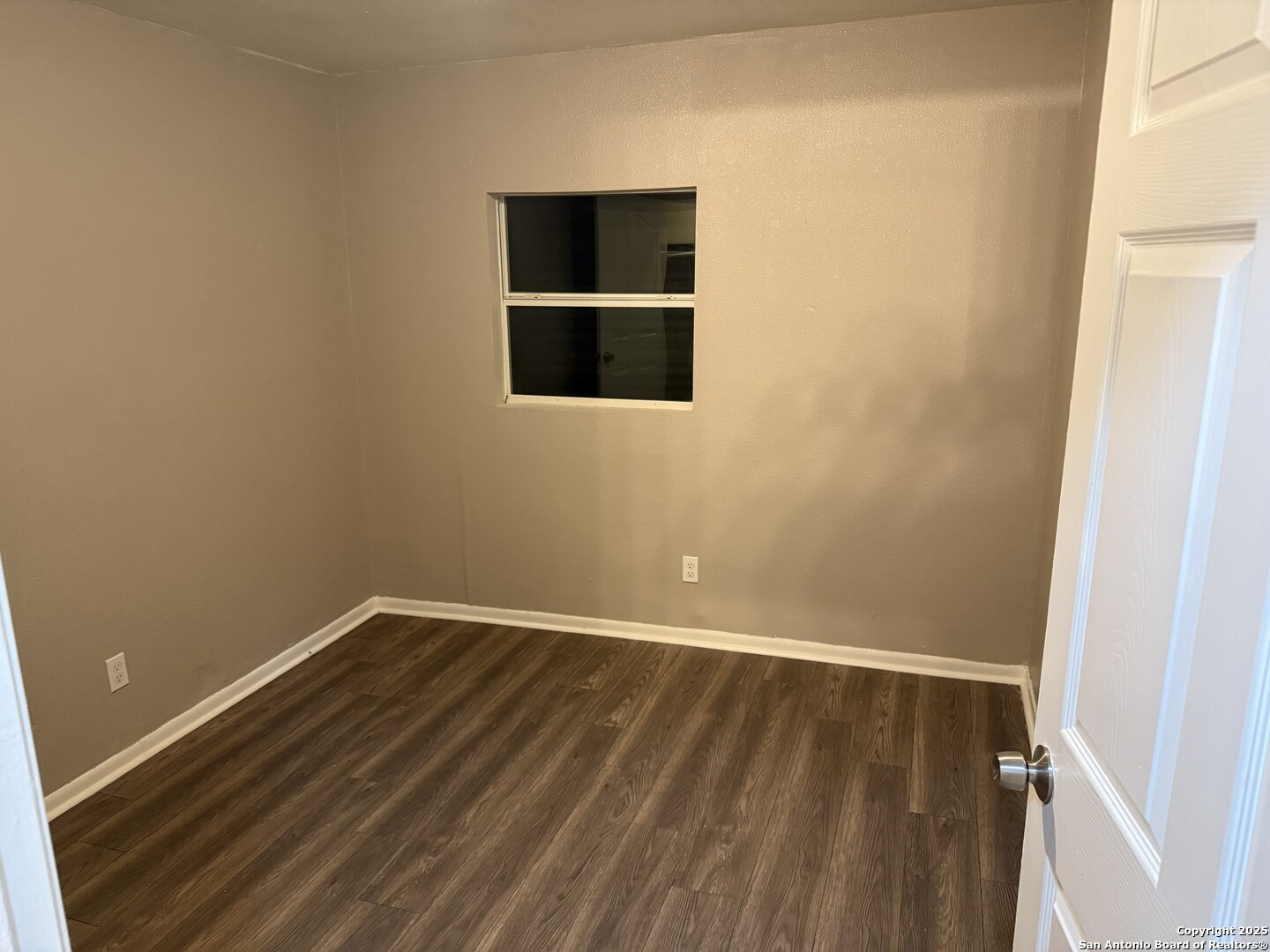 378 East Petaluma Boulevard San Antonio, TX 78221 - Photo 10 of 14 a view of an empty room