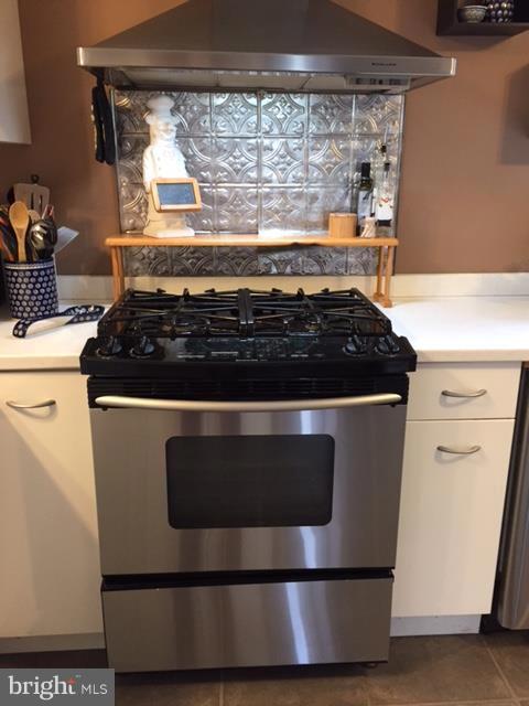 4711 Pickett Road Fairfax, VA 22032 - Photo 6 of 30 Gas Range with Exterior Vent Hood