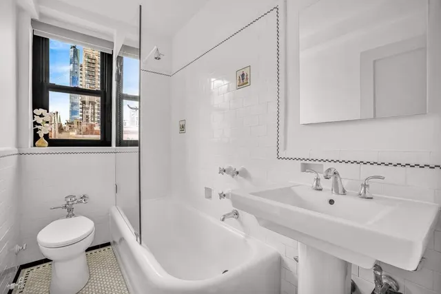 $925,000 | 235 East 22nd Street, Unit 10C | Gramercy
