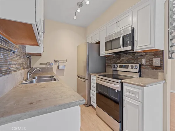 $285,000 | 335 Cedar Avenue, Unit 412, Long Beach, CA 90802