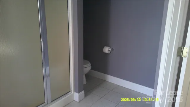 a bathroom with a toilet