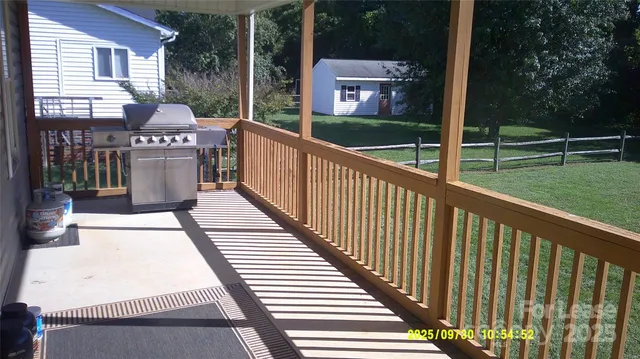 a view of a house with backyard and porch