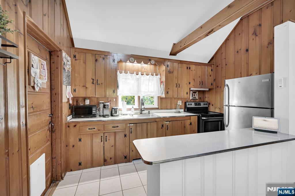 85 Breakneck Road Vernon, NJ 07422 - Photo 9 of 32 a kitchen with granite countertop a refrigerator stove top oven and sink