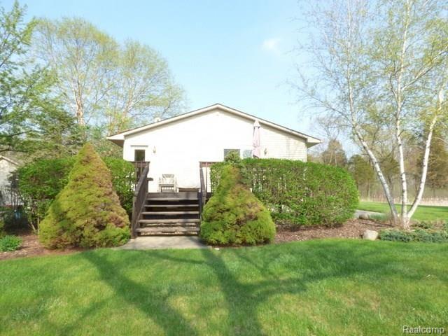 10116 Kress Road Pinckney, MI 48169 - Photo 21 of 28 21 DECK.JPG