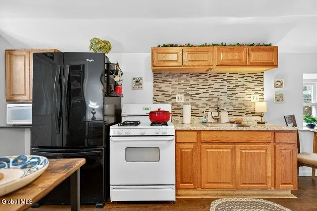 $179,900 | 2553 3rd Avenue, Rotterdam, NY 12303