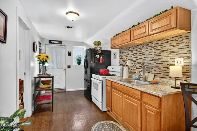 $179,900 | 2553 3rd Avenue, Rotterdam, NY 12303