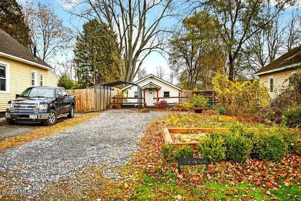 $180,300 | 2553 3rd Avenue, Rotterdam, NY 12303
